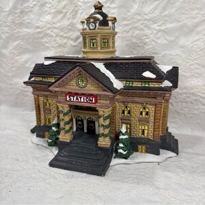 Vintage 1998 Victorian Village Collectibles Covent Square Train Station Repaired